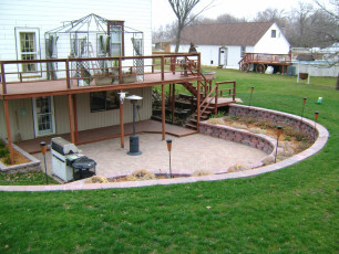 retaining wall around patio with deck by oasis landscapes