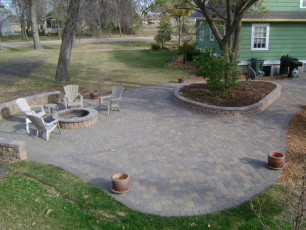 earth tone hardscape patio in Fargo by oasis landscapes