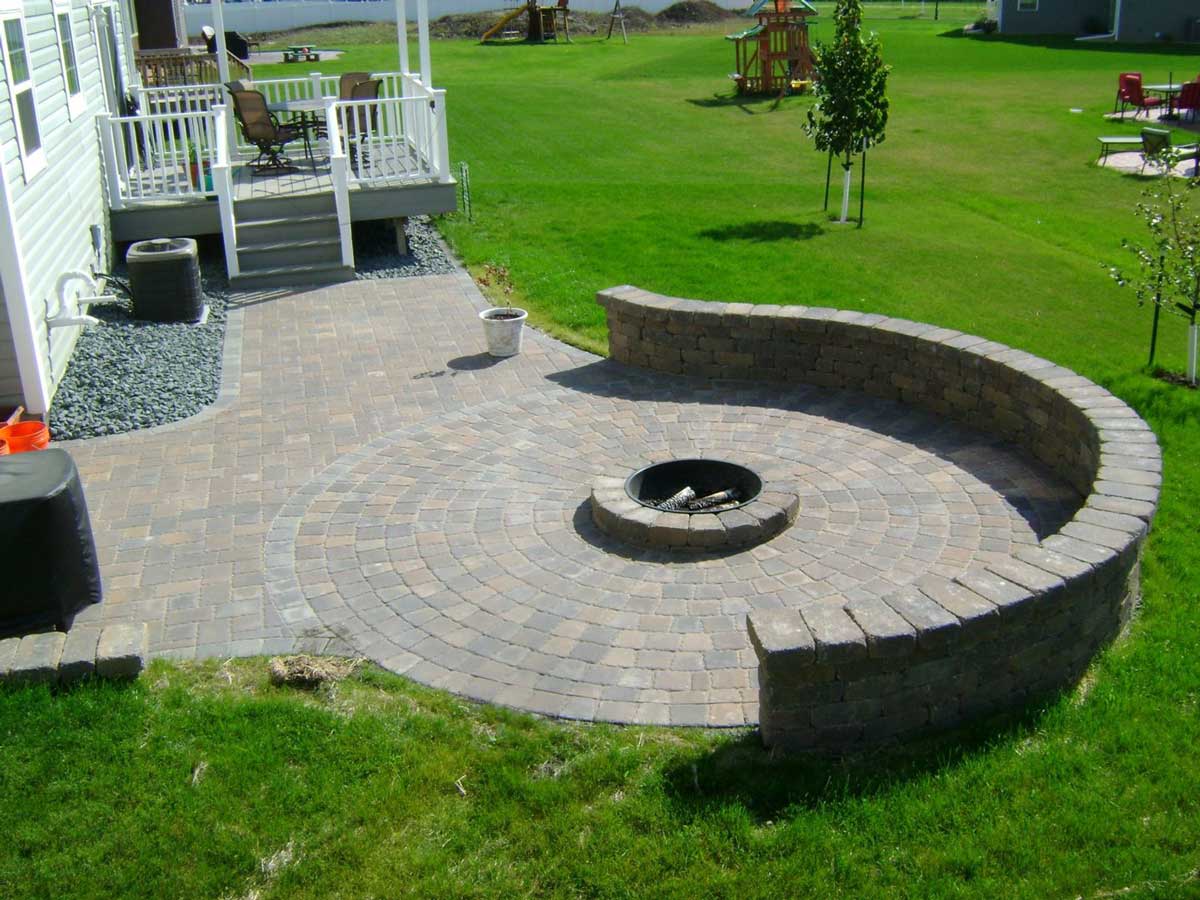 Hardscape patio with fire pit by Oasis Landscapes