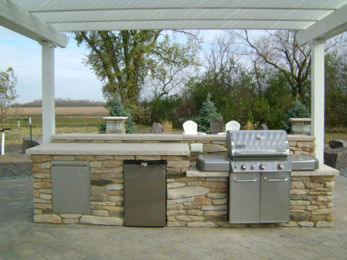 Outdoor Kitchen with built in Fridge by Oasis Landscapes