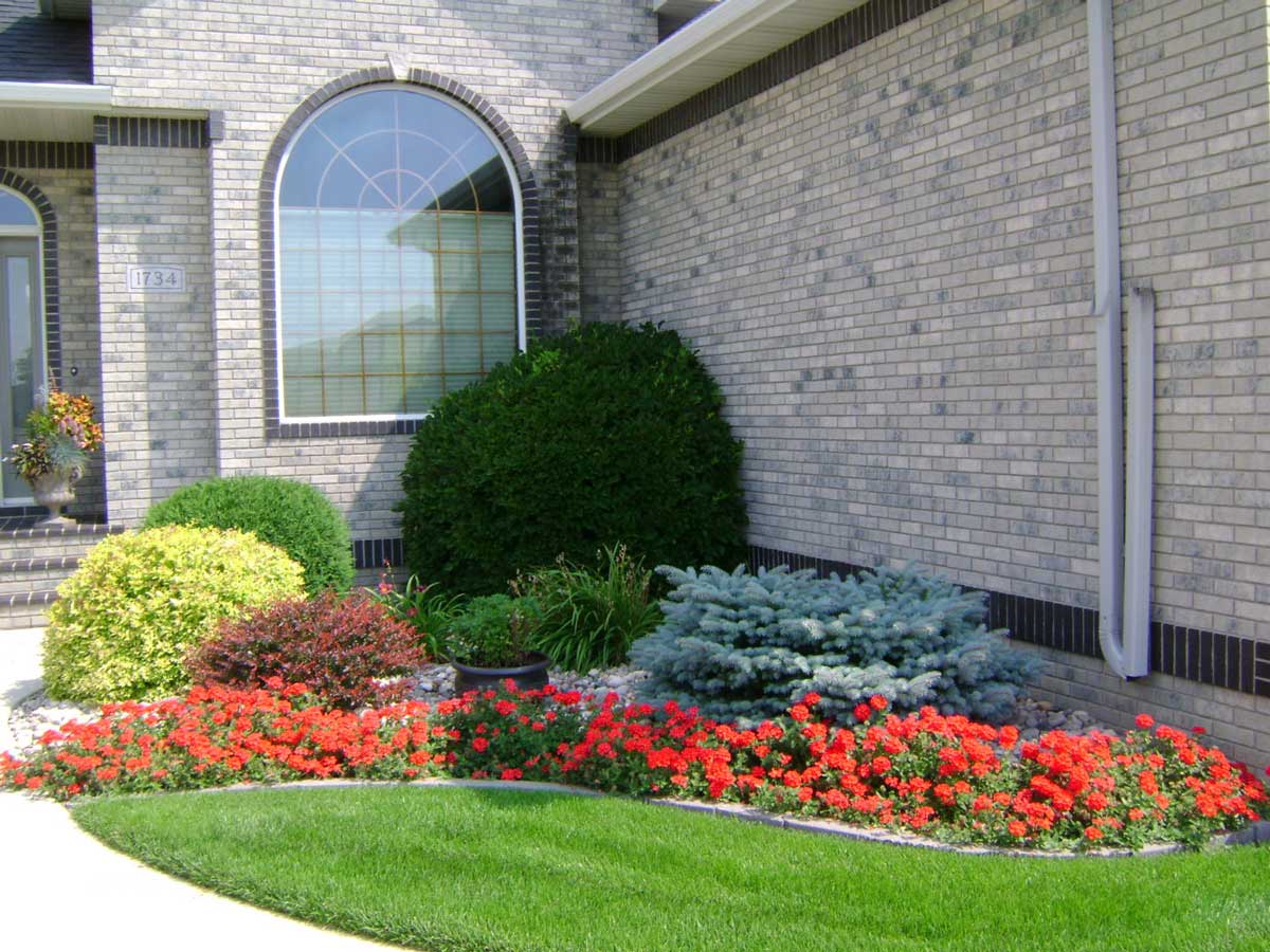 Colorful plantscape in Fargo by Oasis Landscapes
